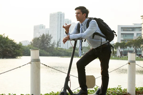 Genç Işadamı Dışarıda Elektrikli Scooterıyla Duruyor Arkadaşına Sesli Mesaj Kaydediyor — Stok fotoğraf