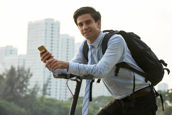 Retrato Joven Guapo Hombre Negocios Sonriente Con Una Gran Mochila —  Fotos de Stock