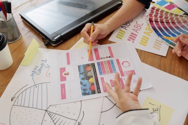 Taşınabilir uygulama projesini tartışan ve düzeltmeler yapan UI tasarımcılarının yakın plan resmi