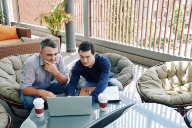 Genç Vietnamlı işadamı buluşmada yatırımcıya yenilikçi fikrini sunuyor.