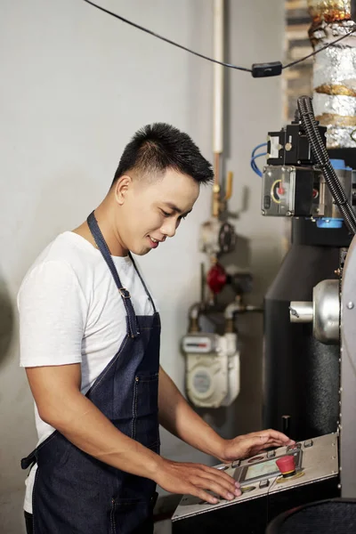 Улыбающийся Вьетнамский Молодой Человек Джинсовом Фартуке Эксплуатации Новой Кофеварки — стоковое фото