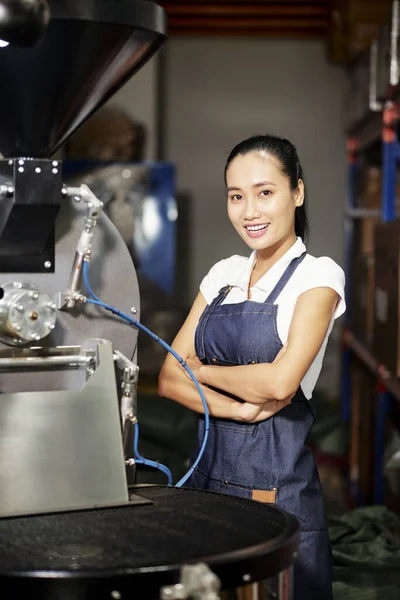 Портрет Довольно Уверенной Молодой Вьетнамской Работницы Работающей Профессиональной Жаровне — стоковое фото