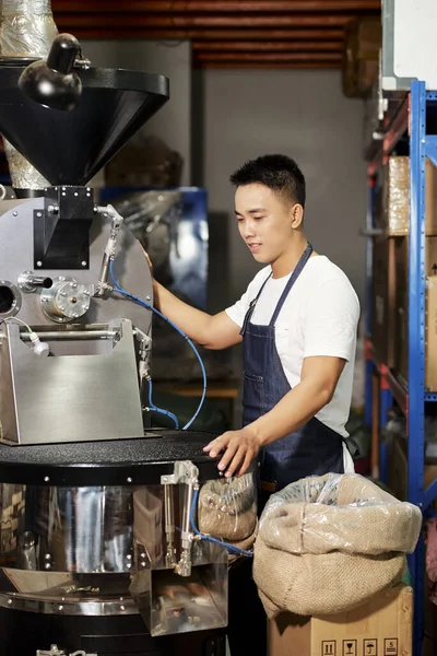 Positivo Asiatico Giovane Funzionamento Grande Macchina Quando Torrefazione Caffè Fabbricazione — Foto Stock