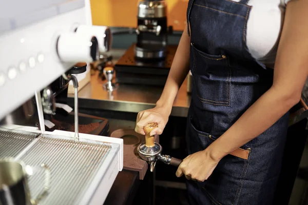 Close Imagem Barista Feminino Tamping Ground Coffee Spout Portafilter Brewing — Fotografia de Stock