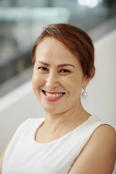 Retrato Feliz Sorrindo Meia Idade Asiática Empresária Olhando Para Câmera — Fotografia de Stock