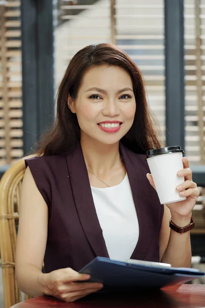Atractiva Joven Empresaria Vietnamita Bebiendo Una Taza Café Para Llevar — Foto de Stock