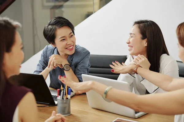 Unga Vietnamesiska Affärskvinnor Pratar Och Skämtar När Diskuterar Projekt Och — Stockfoto