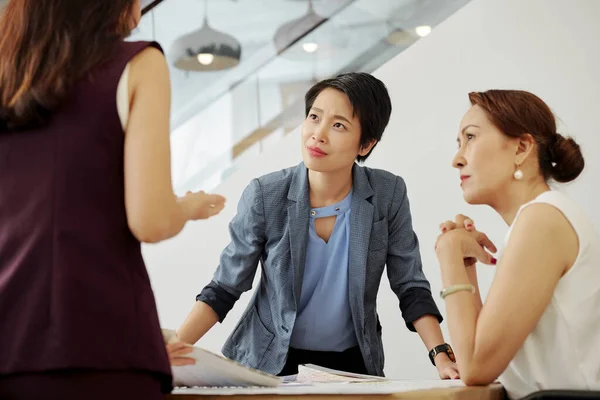 Rosnące Poważne Azjatyckie Kobiety Kierownictwo Biznesu Patrząc Kolegę Mówi Jej — Zdjęcie stockowe