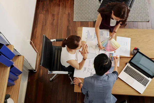 Equipo Creativas Diseñadoras Mostrando Proyecto Nueva Aplicación Móvil Cartas Financieras — Foto de Stock