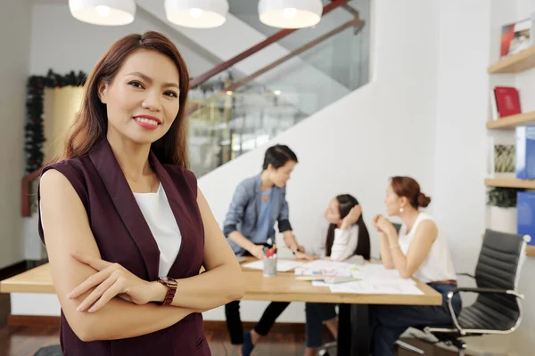 Pretty Young Confident Businesswoman Folding Arms Smiling Camera Her Team — Stock Photo, Image
