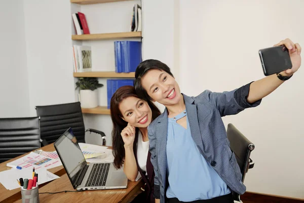 Mutlu Genç Güzel Asyalı Kadını Gülümseyen Meslektaşıyla Selfie Çekiyor — Stok fotoğraf