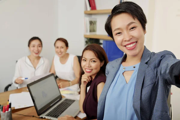 Joven Emprendedora Vietnamita Alegre Tomando Fotos Con Sus Colegas Sonrientes —  Fotos de Stock