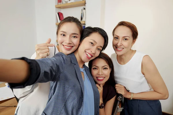 Equipo Exitoso Mujeres Negocios Vietnamitas Sonrientes Posando Para Selfie Grupo —  Fotos de Stock