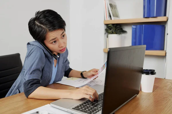 Joven Diseñador Asiático Hablando Por Teléfono Con Cliente Cuando Trabaja —  Fotos de Stock