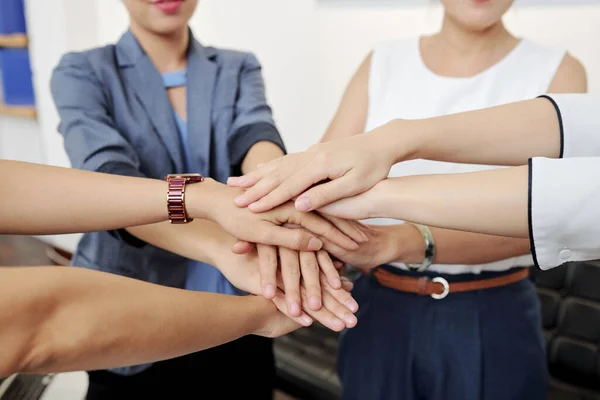 Nahaufnahme Von Unternehmerinnen Die Hände Stapeln Ihre Unterstützung Auszudrücken Bevor — Stockfoto