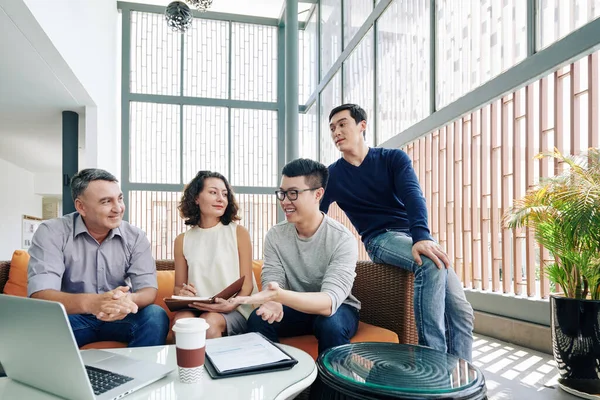 Alegre Reunión Equipo Negocios Multiétnicos Área Salón Oficinas Discutir Los — Foto de Stock