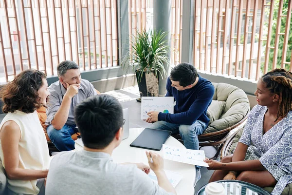 Gerente Marketing Mostrando Relatório Com Visitantes Gráfico Atividades Para Colegas — Fotografia de Stock