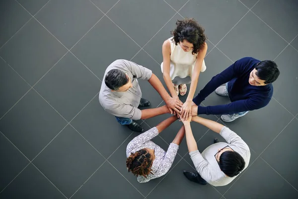 Groep Multi Etnische Business Executive Stapelen Handen Elkaar Ondersteunen Voor — Stockfoto