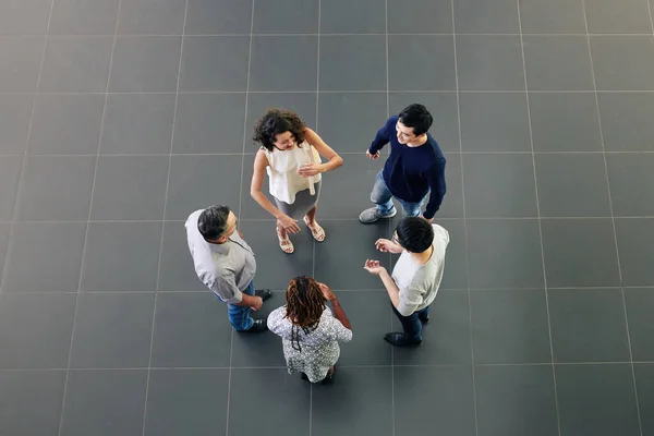 Grupo Alegres Empresarios Multiétnicos Discutiendo Noticias Chismes Ideas Durante Descanso —  Fotos de Stock