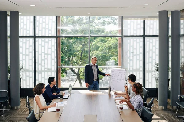 Volwassen Ondernemer Gesprek Met Medewerkers Vergadering Uitleg Van Nieuwe Marketing — Stockfoto