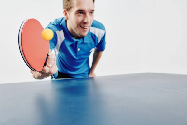 Joueur Ping Pong Souriant Frappant Balle Avec Raquette Mise Point — Photo