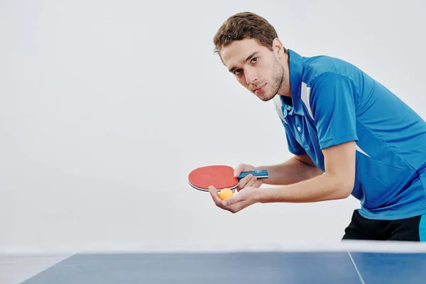Sérieux Jeune Joueur Tennis Table Prêt Servir Balle — Photo