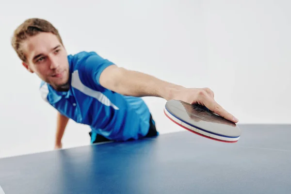 Jeune Joueur Professionnel Tennis Table Frappant Balle Avec Une Raquette — Photo