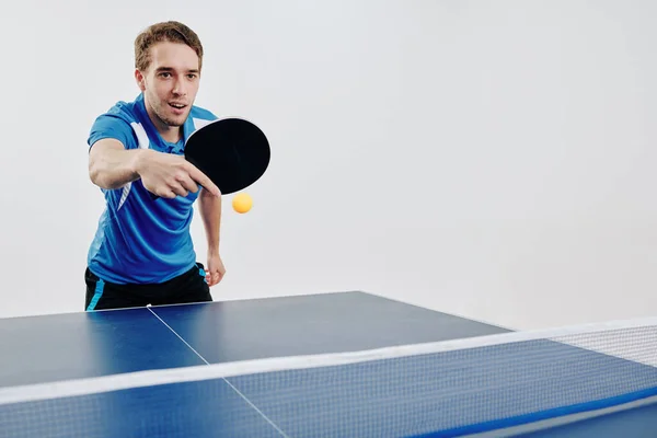 Jeune Sportif Jouant Ping Pong Compétition Frappant Balle Arrière — Photo