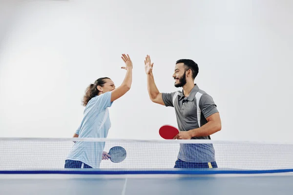 Feliz Equipo Jugadores Tenis Que Entregan Los Cinco Primeros Después —  Fotos de Stock