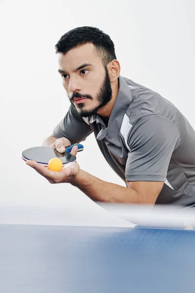 Sério Esportista Hispânico Preparando Para Servir Bola Começar Jogo Tênis — Fotografia de Stock