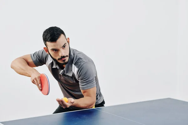 Jugador Profesional Tenis Mesa Pie Cierta Posición Para Servir Pelota —  Fotos de Stock