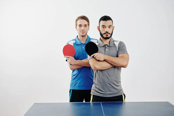 Portrait Une Équipe Multiethnique Joueurs Tennis Table Uniforme Posant Avec — Photo