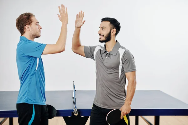 Les Joueurs Ping Pong Donnant Cinq Après Avoir Joué Jeu — Photo