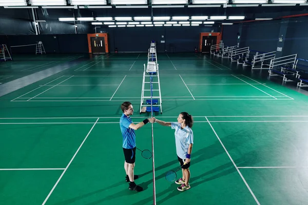 Jovens Jogadores Badminton Masculino Feminino Sacudindo Mãos Depois Treinar Ginásio — Fotografia de Stock