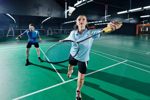 Concentrated Couple Playing Badminton Team Gymnasium — Stock Photo, Image