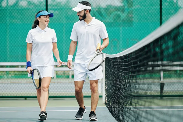 Cheerful Couple Walking Net Enjoying Discussing Game Tennis — Stock Photo, Image