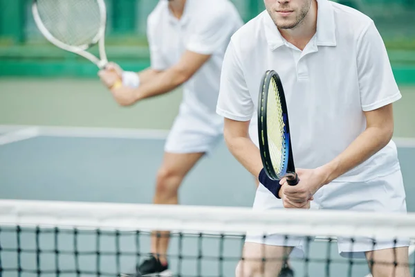 Imagen Recortada Joven Jugador Tenis Concentrado Parado Red Preparándose Para —  Fotos de Stock