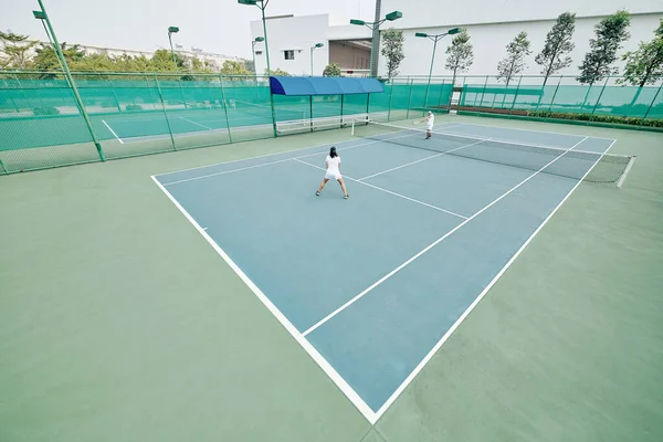 Mujer Jugando Tenis Con Entrenador Aprendiendo Nuevas Posiciones —  Fotos de Stock