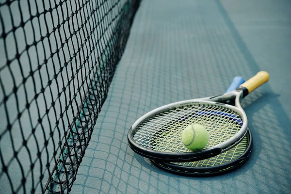 Dos Raquetas Tenis Pelota Junto Red Cancha Tenis — Foto de Stock