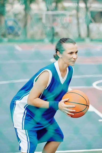 Giocatore Basket Femminile Concentrato Sul Gioco Godendo Giocare All Aperto — Foto Stock