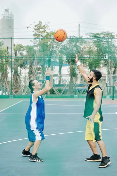 Pareja Con Ropa Deportiva Disfrutando Jugando Baloncesto Juntos Pista Aire — Foto de Stock