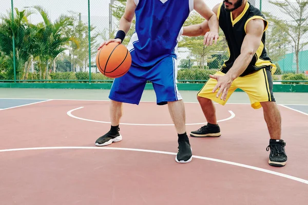 Обрезанное Изображение Юношей Играющих Баскетбол Открытой Площадке — стоковое фото