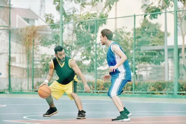 Jovens Desportistas Jogando Jogo Basquete Quadra Livre — Fotografia de Stock