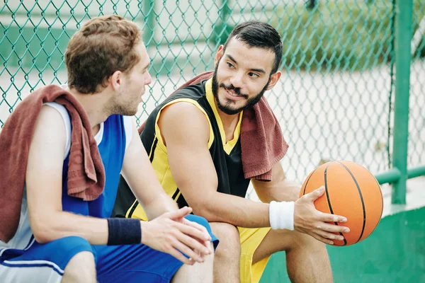 Sorridente Uomo Ispanico Parlando Con Amico Dopo Aver Giocato Basket — Foto Stock