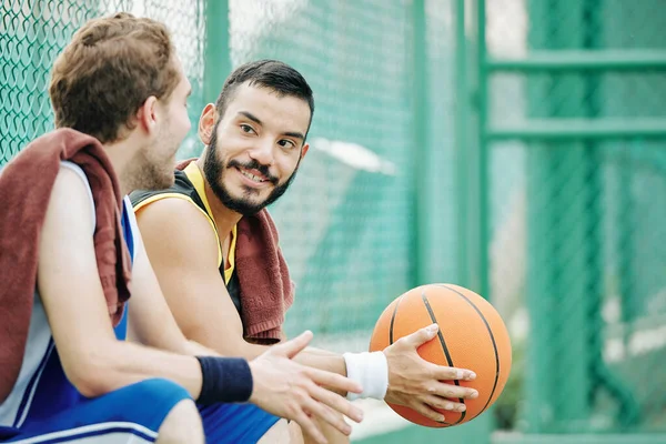 积极的篮球运动员听他的朋友谈论比赛或告诉新闻 — 图库照片