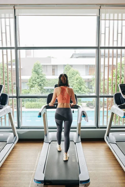 Mujer Joven Delgada Caminando Cinta Correr Gimnasio Con Grandes Ventanas —  Fotos de Stock