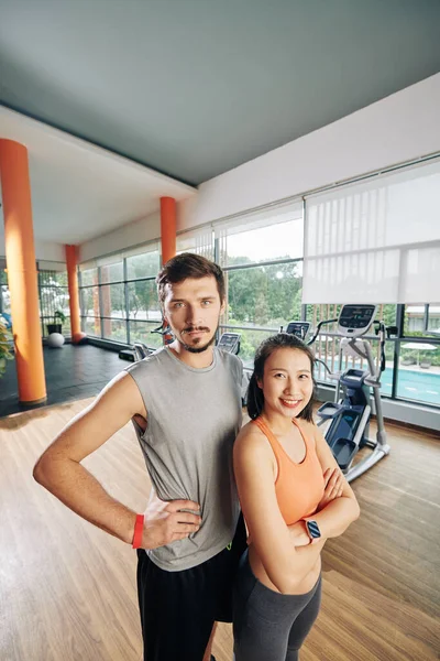 Retrato Jóvenes Con Confianza Ropa Deporte Que Encuentran Gimnasio Mirando —  Fotos de Stock