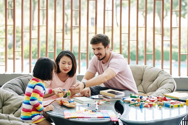 Vrolijke Multi Etnische Ouders Spelen Met Kleine Dochter Geven Haar — Stockfoto