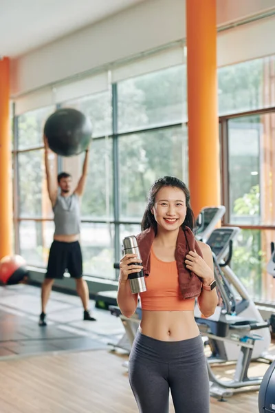 Hermosa Joven Vietnamita Feliz Con Toalla Termas Pequeñas Gimnasio Después — Foto de Stock