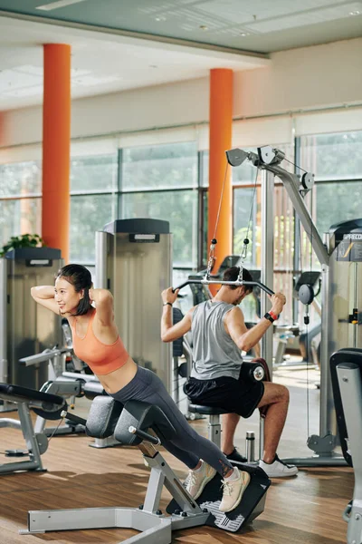 Positive Junge Menschen Sportkleidung Genießen Das Training Trainingsgeräten Fitnessstudio — Stockfoto